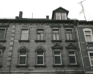 Wurzen, Marienstraße 13. Wohnhaus mit Laden (1870/1880). Obergeschoßfenster