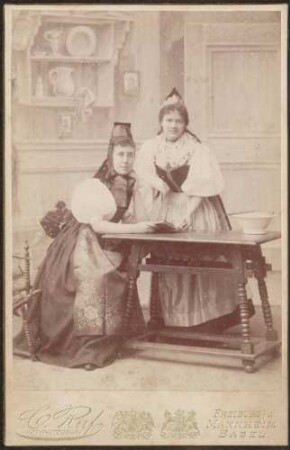 Badische Tracht, zwei Frauen, Ganzfigur.