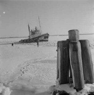 Stralsund. Blick vom Hafen über den Strelasund mit Eisbrecher