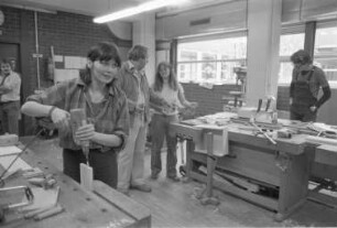 Technisches Ausbildungszentrum der Handwerkskammer Karlsruhe TAZ in der Hertzstraße 177. Gesellenprüfung im Schreinerhandwerk im Rahmen einer Arbeitsbeschaffungsmaßnahme ABM
