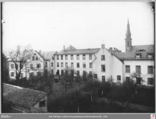 Frauenheim "Elisabethenhof" in Eckenheim, im Hintergrund Kirche Herz Jesu