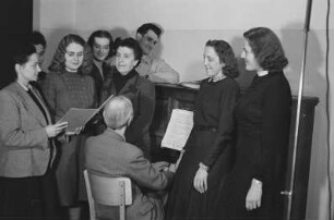 Aufnahmen der Opernsängerin Frida Leider, Leiterin des Gesangsstudios der Staatsoper Berlin, beim Gesangsunterricht mit ihren Schülern : Frida Leider (Mitte) im Kreis ihrer Schüler