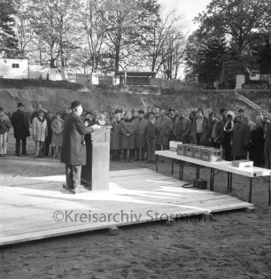 Hallenbad Bad Oldesloe: Konrad-Adenauer-Ring: Grundsteinlegung: Bürgerworthalter Georg Koch hält eine Rede
