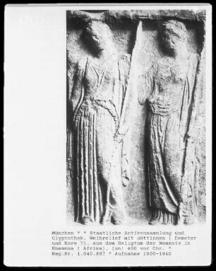 Weihrelief mit Göttinnen (Demeter und Kore?) aus dem Heiligtum der Nemesis in Rhamnus