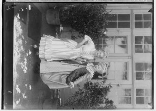Fasnacht im Josefinenstift (Klösterle) 1931; Zwei verkleidete Frauen
