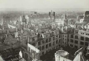 Dresden. Großer Schloßhof und Sophienkirche vom Georgentor