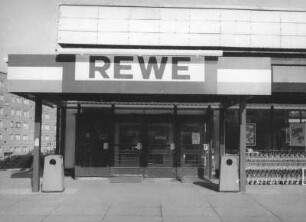 Annaberg-Buchholz. Neubaugebiet "Hermann Matern" (1979-1982). Kaufhalle "REWE". Eingangsbereich