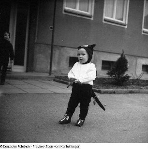 Chemnitz-Zentrum, Brückenstraße, Serie: Ulla, Kinderporträt Ulla vor Karl-Marx-Monument (1971; Lew Kerbel)