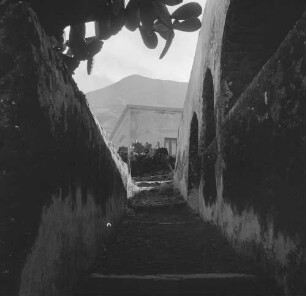 Aufstieg zum Stromboli, Blick aus einer steilen Gasse im Ort zum Vulkan