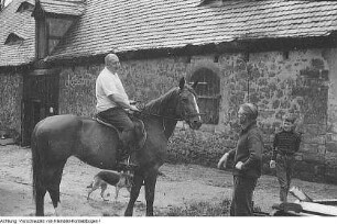 Dresden, Pillnitz, Alte Schäferei. Schauspieler Rolf Hoppe beim Reittraining, 1966