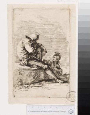 Zwei Soldaten, links vorn auf einem Fels sitzend, mit dem Kopf auf einem Knie, doppelt
