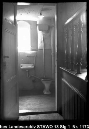 Braunschweigisches Landeshauptarchiv/Niedersächsisches Staatsarchiv in der Alten Kanzlei, Wolfenbüttel [um 1950] Enthält: Toilettenraum