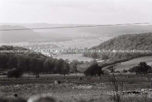 Negativ 2. WK/ Film 30 (Landschaft; kriegszerstörtes Haus; Soldaten)