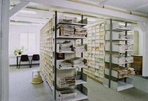 Sächsische Landesbibliothek - Staats- und Universitätsbibliothek Dresden. Zweigbibliothek Wirtschaftswissenschaften. Baracke 19/20. Zeitschriftenauslage