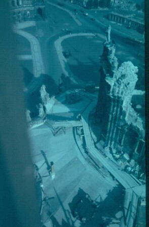 Dresden-Altstadt. Blick vom Turm der Hofkirche über das zerstörte Dach zum Theaterplatz