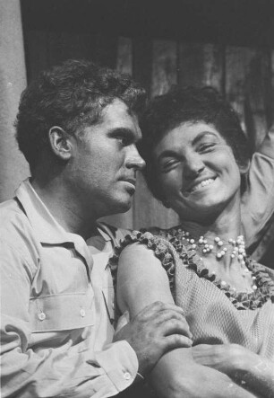 Szenenbilder aus "Eine Rosine in der Sonne", Schauspiel von Lorraine Hansberry mit Musik von Günter Hauk (Regie: Hans Dieter Mäde, Ausstattung: Peter Friede). Maxim-Gorki-Theater Berlin, 25.03.1963 (Premiere am 27.03.1963)