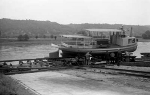 Dresden-Laubegast, Österreicher Straße 95. Schiffswerft. Motorfährboot auf den Tragwagen der Querslipanlage