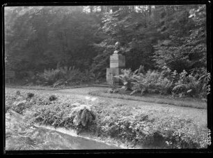 Denkmal für Jakub Bart-Cisinski. Bronze, Stein. Panschwitz-Kuckau, Kloster Marienstern, Anlage