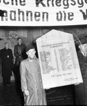 Freiburg: Deutsche Kriegsgefangene mahnen die Welt; Teilnehmer mit Transparent und Tafel