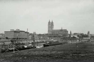 Magdeburg, Stadt : Magdeburg. Strom-Elbe mit Kohlenschuten. Blick nach Nordwesten über die Eisenbahnbrücke gegen den Dom
