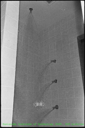Dusche zur Personendekontamination in der Medizinischen Abteilung (MED)