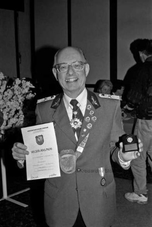 Ostring: Schießsportanlage: Schützenverein Ahrensburg: Seniorenschießen: Ahrensburger Schütze Jürgen Jahncke mit dem Pokal und der Urkunde für seinen ersten Platz