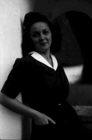 Bukarest: Elvira Suvei, angelehnt