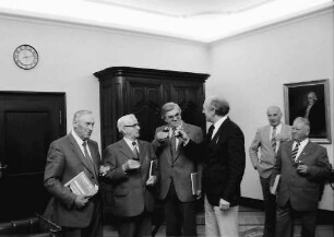 Freiburg: Regierungspräsidium; Regierungspräsident Nothhelfer, Weinbausachverständige, Gruppen