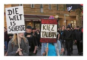 "Die Welt ist Scheiße". Antifa-Demonstration Oderberger Straße Ecke Choriner Straße