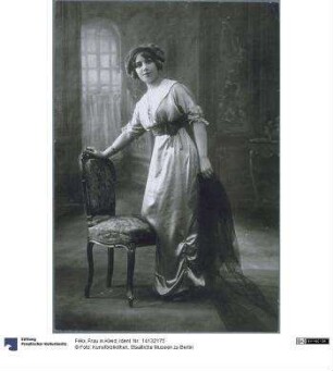 Frau in Kleid