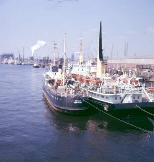 Hamburg. Hafen. Vermessungs- und Forschungsschiff "Gauss" (1941) am Liegeplatz