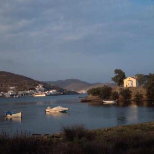 Kea. Die Agios-Nikolaos-Bucht im Nordwesten mit Dorf Vurkarion und Kirche Agia Irini
