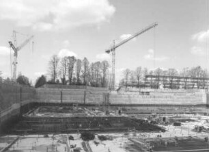 Baustelle Sächsische Landesbibliothek - Staats- und Universitätsbibliothek Dresden, Zentralbibliothek. Baugrube an der Westseite mit Mobildrehkran und Turmdrehkran, im Hintergrund rechts Bürogebäude Zellescher Weg 17 : Dresden-Räcknitz, Zellescher Weg 18. Baustelle Sächsische Landesbibliothek - Staats- und Universitätsbibliothek Dresden, Zentralbibliothek. Baugrube an der Westseite mit Mobildrehkran und Turmdrehkran, im Hintergrund rechts Bürogebäude Zellescher Weg 17
