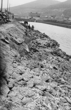 Schleuse Hirschhorn, oberer Vorhafen, Böschungsschaden
