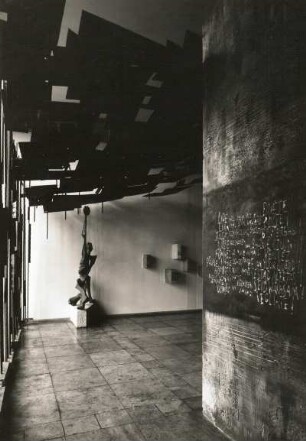Sachsenhausen (Oranienburg-Sachsenhausen). Gedenkstätte und Museum Sachsenhausen. Gedenkhalle des antifaschistischen Kampfes der Nationen. Abteilung ČSSR mit der Inschrift "Menschen, ich hatte Euch lieb, seid wachsam!" (Julius Fučík)