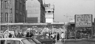 Touristen an der Mauer, Mauerspechte : Zimmerstraße Ecke Charlottenstraße
