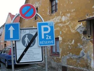 Cesky Krumlov - Parkplatzschild vor desolater Hauswand : Die Altstadt von Cesky Krumlov, aufgenommen 2005