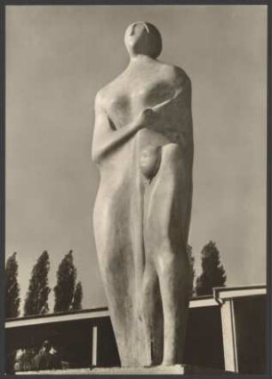 Druck im Postkartenformat der Gnilka-Photographie von Bernhard Heiligers Großer Mutter und Kind-Gruppe von 1949