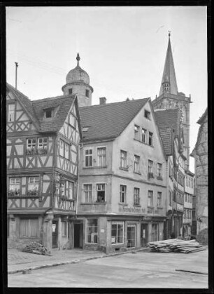 Rathausgasse Richtung Engelsbrunnen mit Blick auf Schuhwaren Karl Dreßler und Herrenkleidergeschäft W. Dinkel