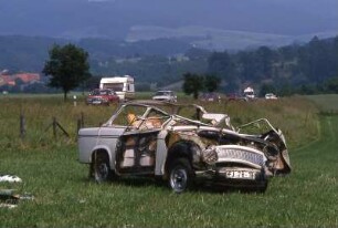 Trabant Totalschaden auf einer Wiese bei Herleshausen in Hessen Sommer 1990