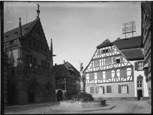 Bretten Marktplatz Hotel Krone ehemals Gasthaus Zur Krone (1601), Marktbrunnen mit Statue vom Pfalzgrafen Friedriche II (1554)