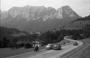 Ramsau: Kurve der Alpenstraße, drei Autos, Hintergrund Reiter Alpe