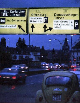 Freiburg: Leuchtende Vorrichtungsschilder, Brücke in der Kronenstraße