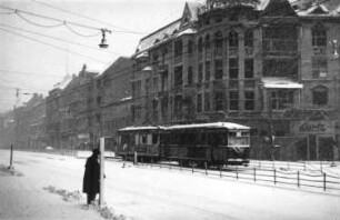 Berlin. Straßenzug. Blick gegen Wohn- und Geschäftshäuser. Ansicht mit Straßenbahnzug