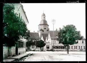 Straßenbild mit Kirchenturm