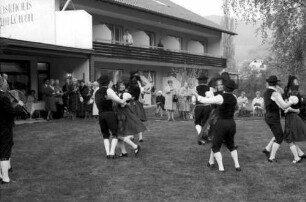 Untermünstertal: Untermünstertäler Trachtengruppe tanzt