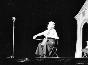 Wintergarten: Dücker; Musik. Clown (spielt Zigarrenkiste)