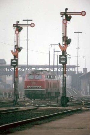 Crailsheim Lok 215 056 Fußgängersteg Ausfahrsignale