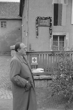 Enthüllung der Gedenktafel für Handrij Zejler an seinem Geburtshaus am 19.9.1954 in Salzenforst. Es spricht Dr. Jan Cyž : Wotkryće wopomnjenskeje tafle na ródnym domje Handrija Zejlerja w Słonej Boršći 19.9.1954. Rěči dr. Jan Cyž : Salzenforst / Słona Boršć