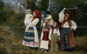 Frauen mit Kindern in ukrainischer Volkstracht